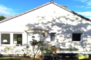 Haus-im-Garten-in-der-Naehe-von-Koeln-Messe Guest house, Bergisch Gladbach