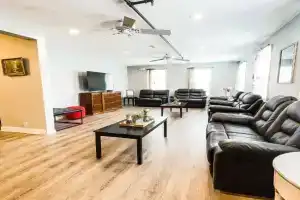Unique Large 9BR House with 3 Bath Close to the falls, Niagara Falls