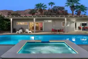 On The Rox- Luxury Refreshing Mid-Century Mod- Pool, Spa, Firepit, Outdoor Kitchen & More Guest house, Palm Springs