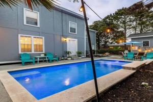 5/3 with a heated pool 2 min from beach, updated Guest house, Galveston