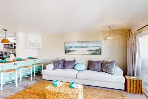 Pacific Street Hideaway Unit 2: Sound view condo w/modern interior, balcony, & W/D access Guest house, Oceanside
