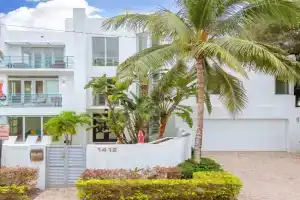 4-Bed + Den with pool in Las Olas Ft Lauderdale Guest house, Fort Lauderdale