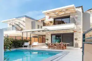 Domenica Diamond Villas - Heated Pool & 80m from the Beach, Hanioti