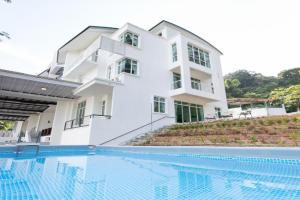 Beach side spacious 5BR 20pax pool house, Georgetown