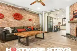 HostWise Stays - Prime Location in Lawrenceville, Exposed Brick 2BR Home Guest house, Pittsburgh