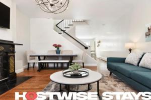 HostWise Stays - Great Balcony Views, Patio, Minutes to Stadiums Guest house, Pittsburgh