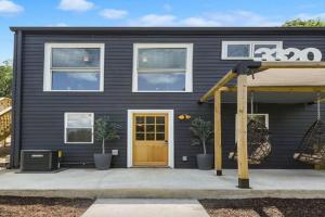 HostWise Stays - The Ridgway - 2 Apts in 1 - Great Privacy, Designer Space Guest house, Pittsburgh