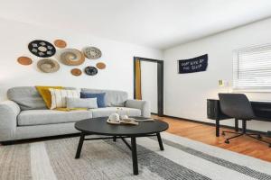 HostWise Stays - The Butler - Prime 1BR Butler St Apt, across from Umami Apartments, Pittsburgh