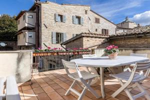 GuestHost - Le Finestre sul Corso Roomy Apartment with terrace, Assisi