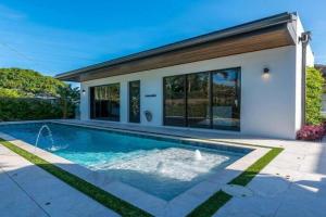 Flamingo Park Paradise: Luxury Poolside Haven Villa, West Palm Beach