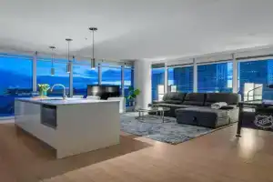 Luxury Apartment on the 9th Floor near Stampede, Complimentary Wine, 2 Car UG Parking, Calgary