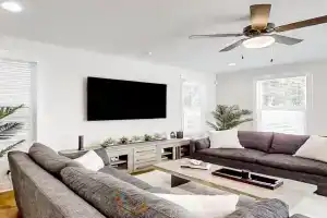 Brand new home with open layout, office, & great location - dog-friendly Guest house, Jacksonville