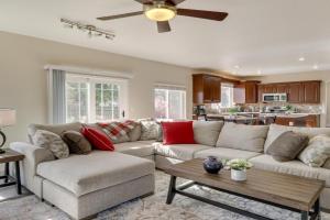 4 Mi to Downtown Family Retreat with Fireplace Guest house, Reno