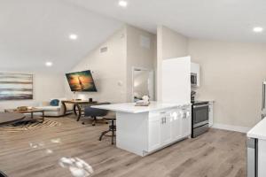 NEW! SoHo Suite, Steps to S Howard Ave Guest house, Tampa