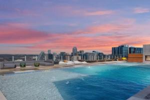 Luxury 2BR Rooftop Pool by Barclé Guest house, Austin