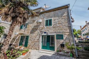 Apartments by the sea Kastel Luksic, Kastela - 21921, Kastel Stari