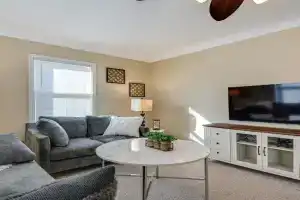 Quaint Home, 4 Mi to Downtown! Guest house, Cedar Rapids