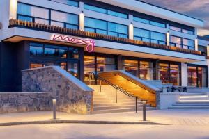 Moxy Hotel, Banff