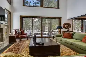 Allure at Schaffer's Mill by Tahoe Getaways - 4BR Pet-Friendly Home w Private Hot Tub & Air Conditioning! Guest house, Truckee