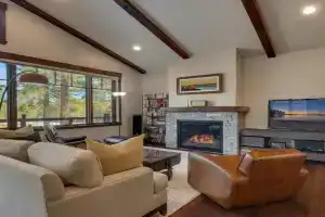 Truckee Luxe by Tahoe Getaways - 3 BR Luxury Gray's Crossing Townhome w Hot Tub on Golf Course - Close to Downtown & Northstar Guest house, Truckee
