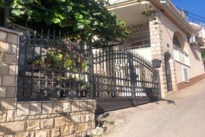 Apartments Moracanin, Bar