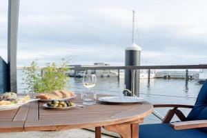 Hausboot Harmonie Hotel, Stralsund