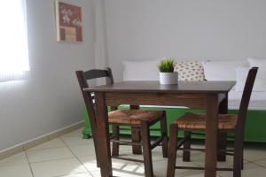 Hibiscus House in traditional settlement of, Parikia