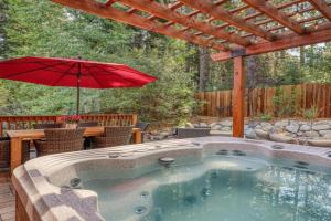 Pinecrest at Winter Creek- Cozy Cabin w Hot Tub, Walk To Downtown Guest house, Truckee