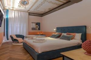 La Dama Apartments, Salo