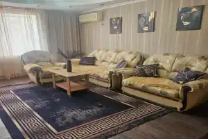 Trehkomnatnye apartamenty v tsentre goroda, Pavlodar