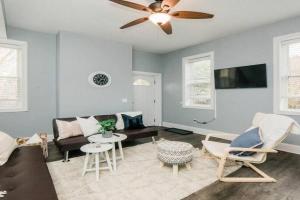 Walkable and Spacious Apt - Parking -- GroupStay Apartments, Pittsburgh