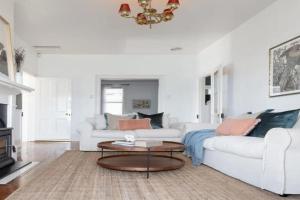 Central Elegance: Cottage Gem with Parking, Launceston