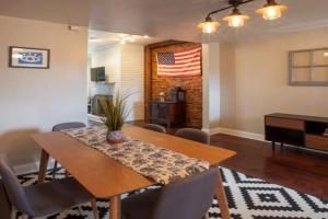 Great for Exploring * Stylish Loft Like Living Apartments, Pittsburgh