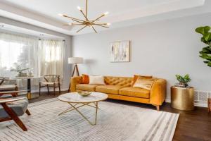 The Logandale: HUGE Mid-Century Home, sleeps 15 Guest house, Chicago