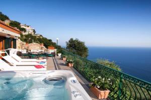 La casa dove tramonta il sole, Furore