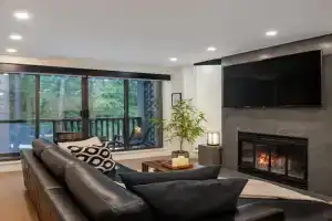 2BR in The Gables, Prime Location, Steam Shower, Heated Flooring, Wood Burning Fireplace Guest house, Whistler