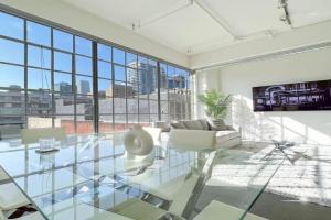 Modern Loft in DTLA - Rooftop Pool & Free Parking! Apartments, Los Angeles