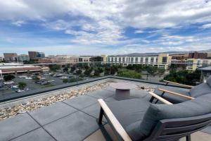 Navy Nights & Scenic Feels - Sleek Studio Stay, Boise