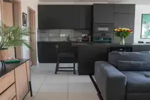 Taylor Apartman, Eger