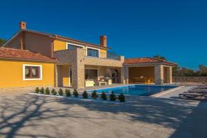Modern villa with pool, sea view, near the sea and the beach - by Traveler tourist agency Krk ID 2168, Pinezici