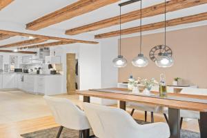 TOP Apartments - Moderne Altbauwohnung im Zentrum - Kingsize Bett - Netflix - 80qm - 24h Check-In, Ludwigsburg