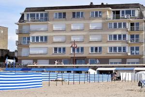 Seaview Stay w Parking Apartments, De Haan