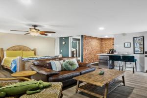 Mile to Beach! Tiki Master Suite Apartments, Oceanside