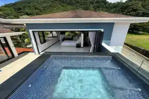 Cyrille Villa Luxury 4 Bedrooms Holiday Home, Kathu