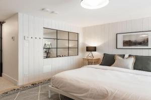 Luxurious & Modern Tremblant Loft Pool&Spa Access Guest house, Mont Tremblant