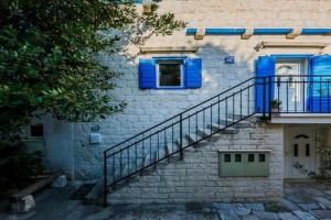 Apartments by the sea Kastel Novi, Kastela - 22051, Kastel Stari