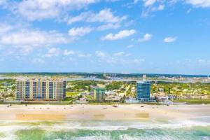 Oceanside Inn 603 - Affordable Studio with King Bed, Partial Ocean Views, Pool, Daytona Beach