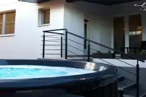 Lana apartman, Mako