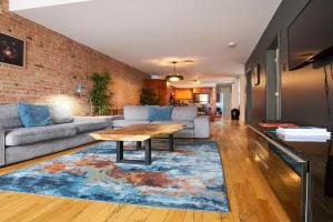 Le Metro Mont-Royal by HomeInMontreal Apartments, Laval