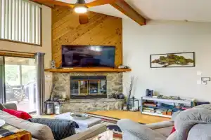 Maggie Valley Mountain Escape with Fireplace and Deck! Guest house, Maggie Valley